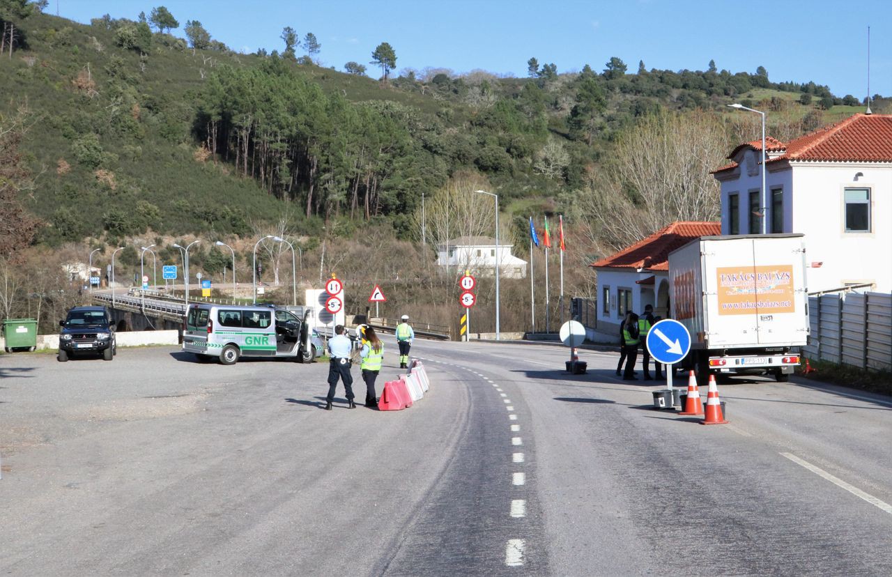 Fronteiras entre Portugal e Espanha vão continuar fechadas até 15 de abril