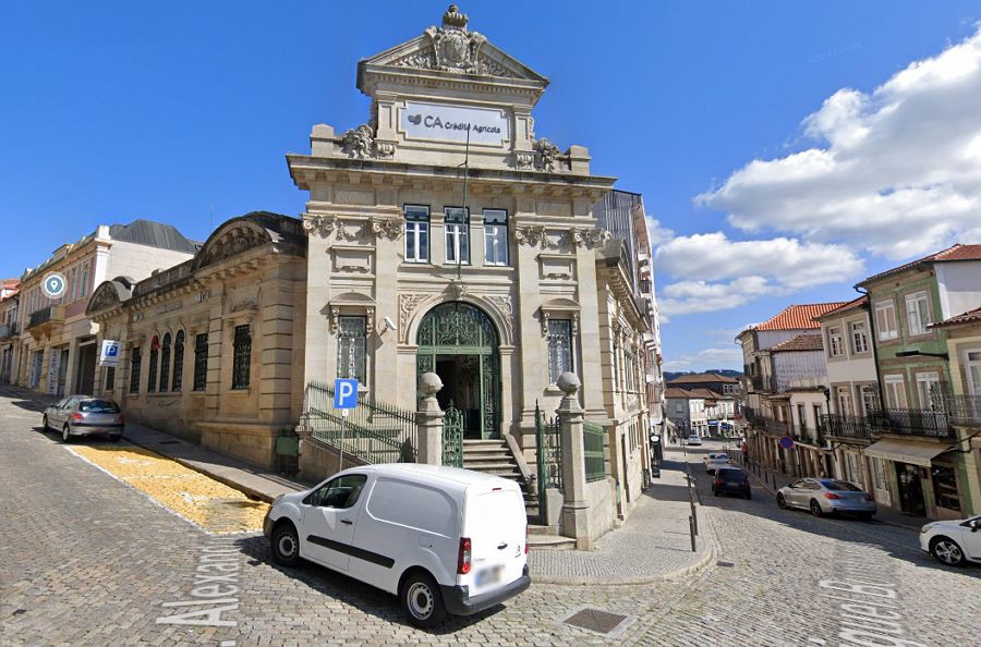 Homem de boné e máscara cirúrgica assalta banco em Vila Real
