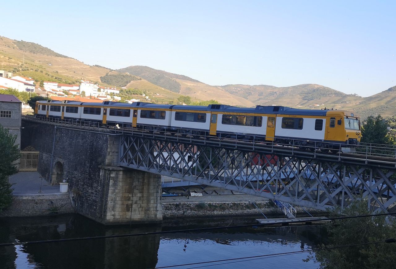 Circulação ferroviária restabelecida no troço Pinhão-Régua na Linha do Douro