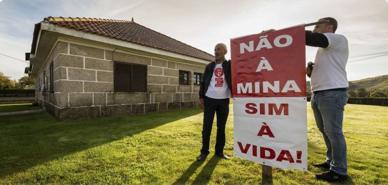 Mesa de Morgade, Montalegre, bloqueada com cadeados e contentores