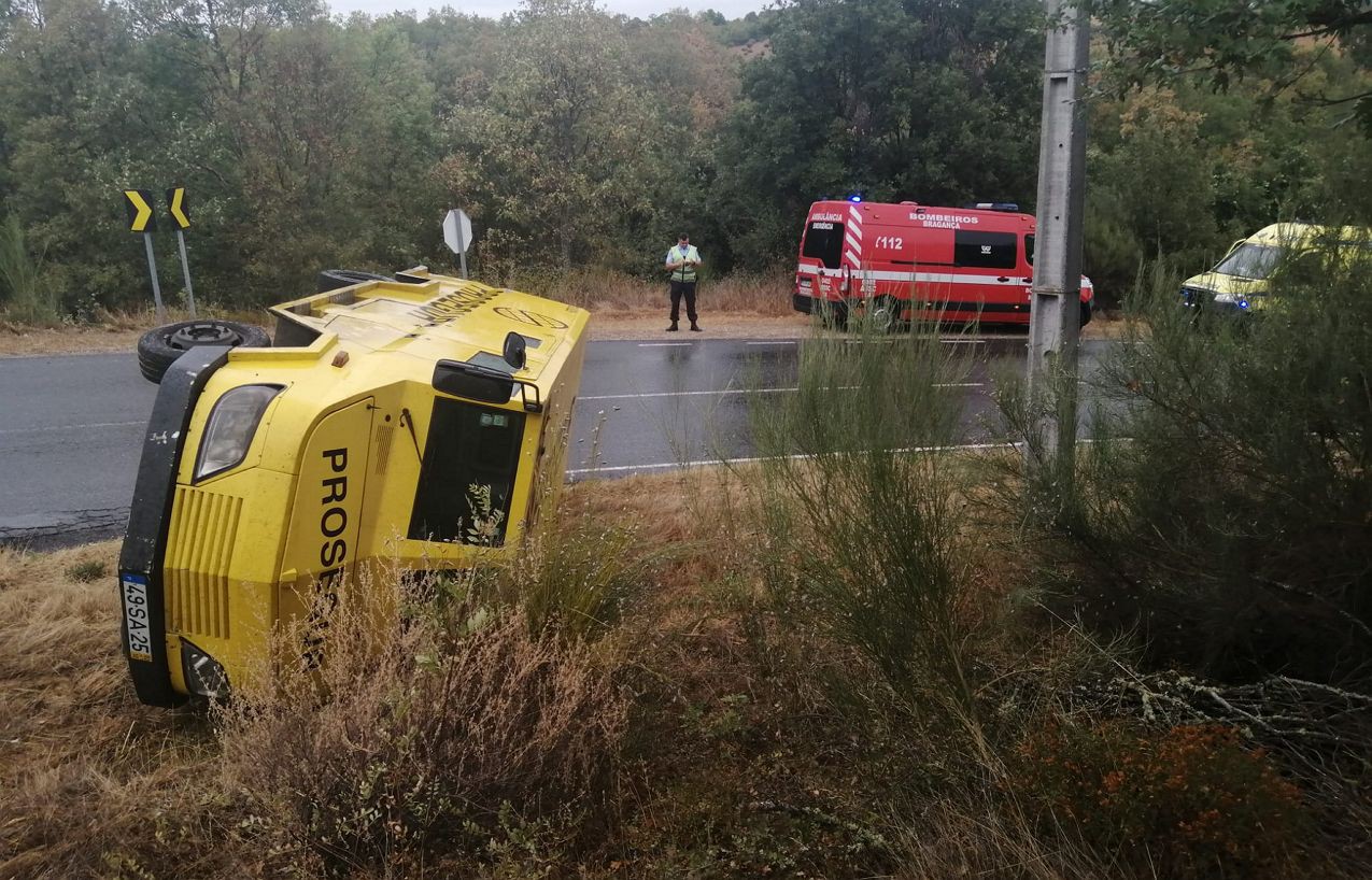 Despiste de carrinha de transporte de valores em Mós