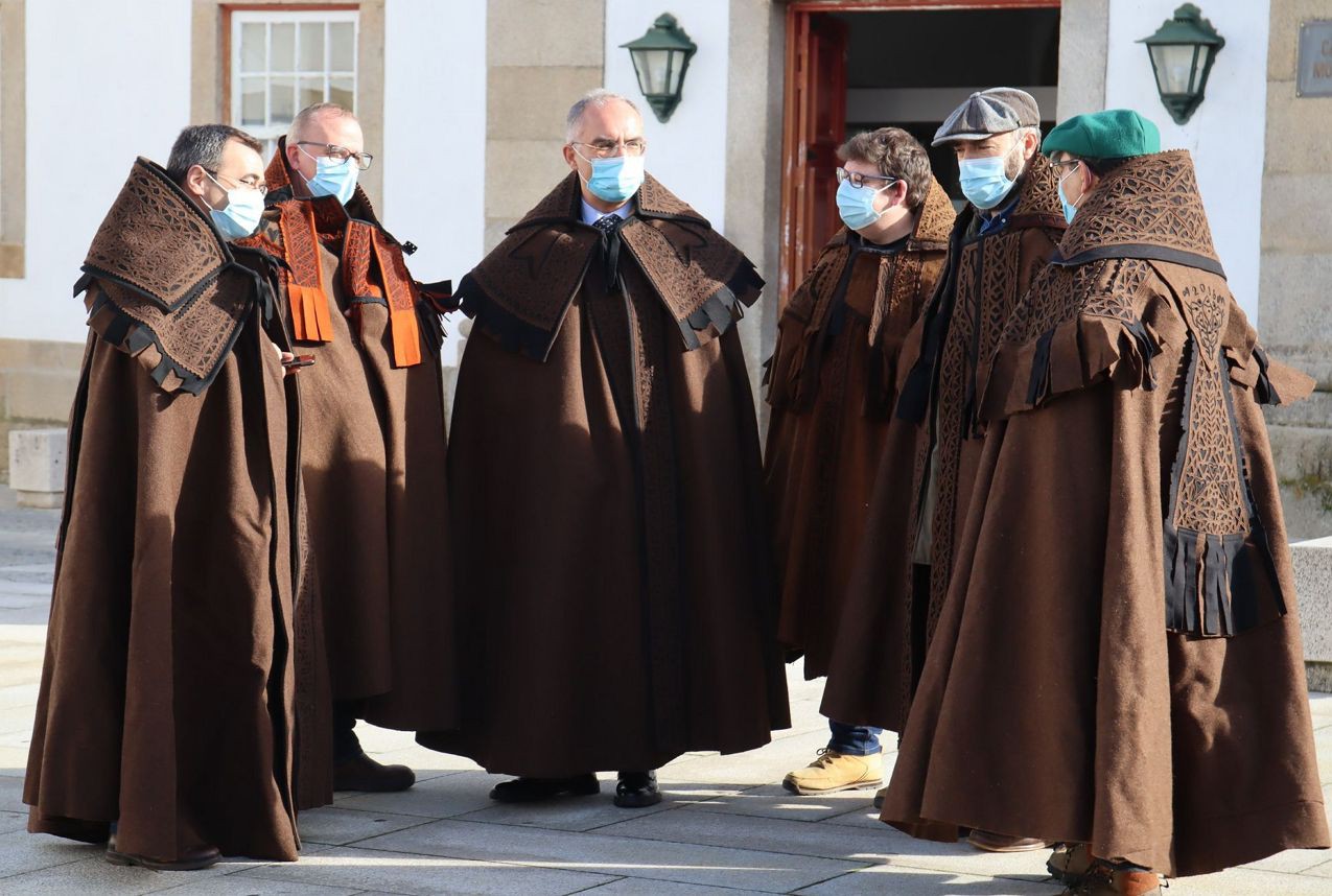 Movimento Cultural da Terra de Miranda: Esta malta nun arreda!