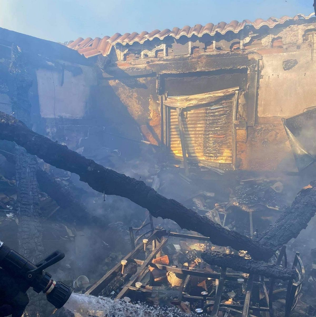 Quatro desalojados em incêndio que destruiu habitação
