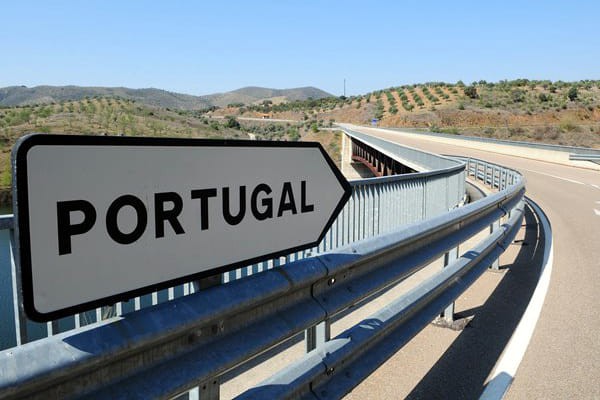 Portugueses e espanhóis alertam para "suicídio económico" se fronteiras fecharem