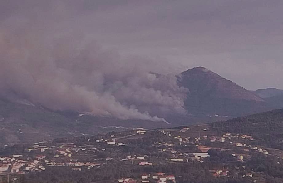 Fogo na Senhora da Graça combatido por 246 homens, 74 viaturas e 1 avião