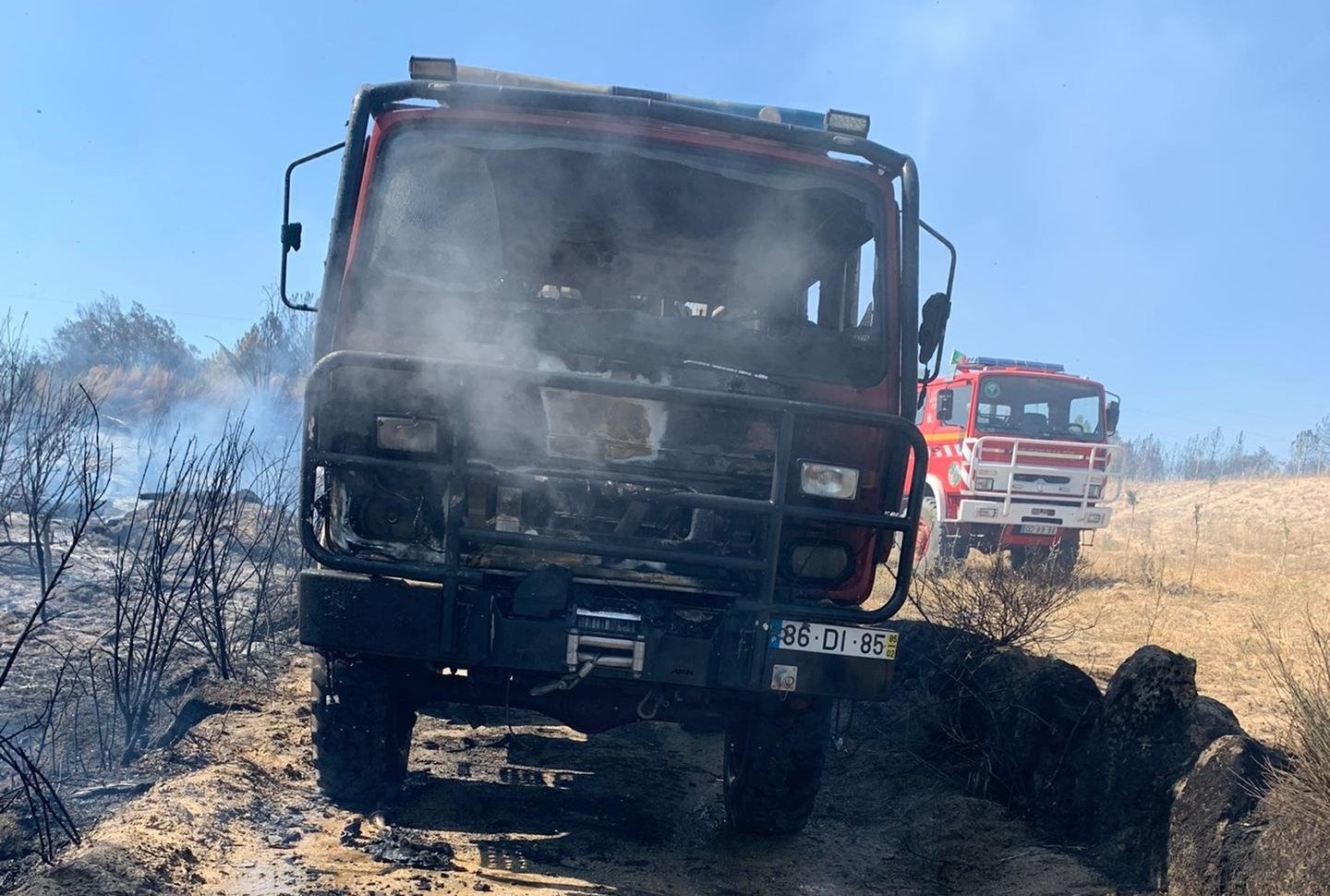 Viatura dos bombeiros ardeu no combate ao fogo em Valpaços