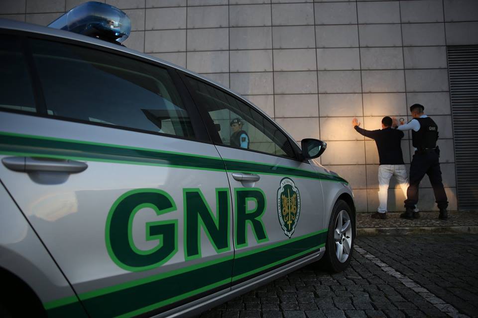 GNR deteve dois homens por posse ilegal de armas de fogo
