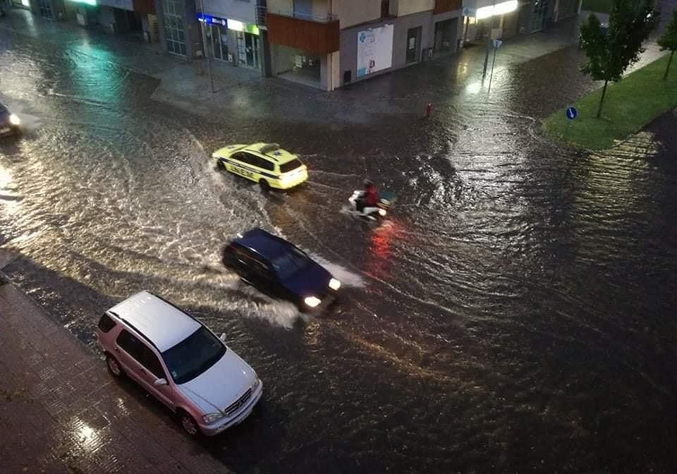 Chuva forte causa inundações de estradas e habitações em Chaves