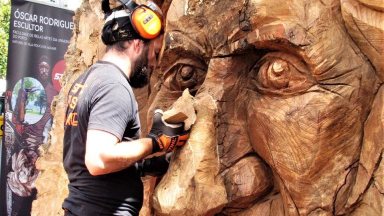Artista esculpe com motoserra rosto de Miguel Torga numa raiz de três toneladas