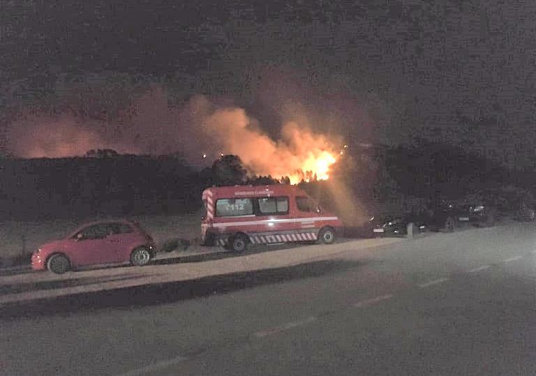 Cinco bombeiros com ferimentos ligeiros no combate ao fogo em Chaves