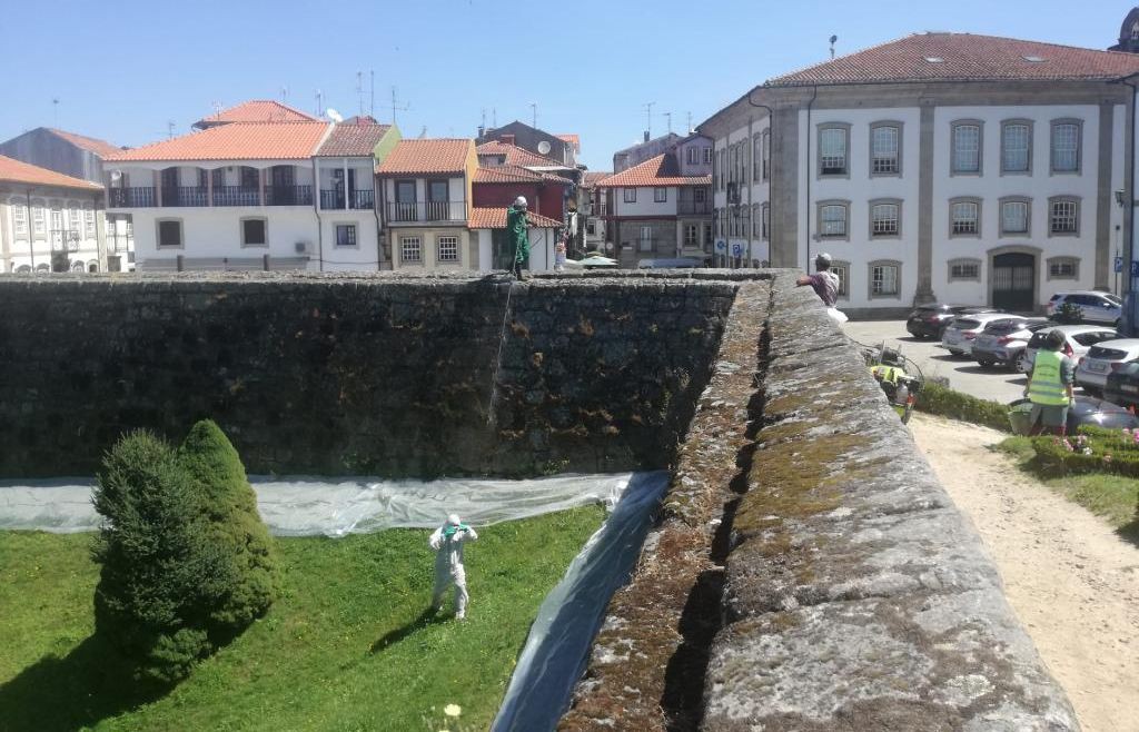 Muralhas e património histórico alvo de limpeza em Chaves