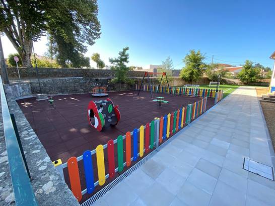 Construção do parque infantil em São Martinho de Anta