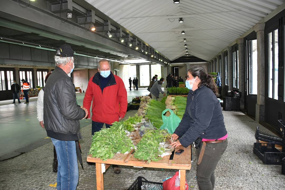 Mercados reabrem para ajudar agricultores a escoar produtos