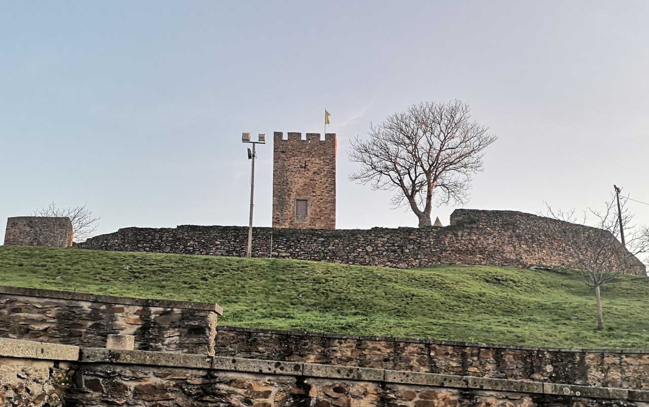 Obras de reabilitação da muralha do Castelo de Mogadouro