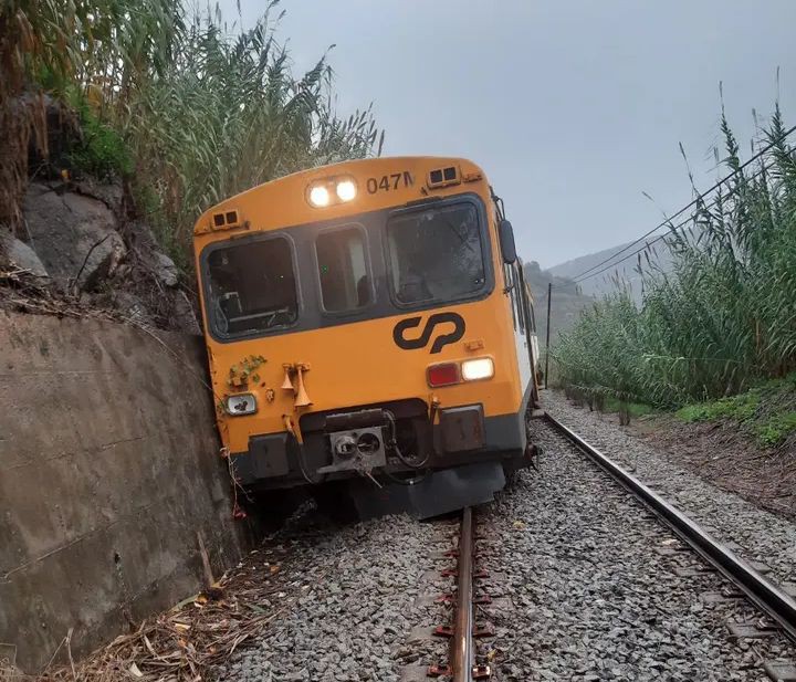 Comboio descarrilou na Linha do Douro