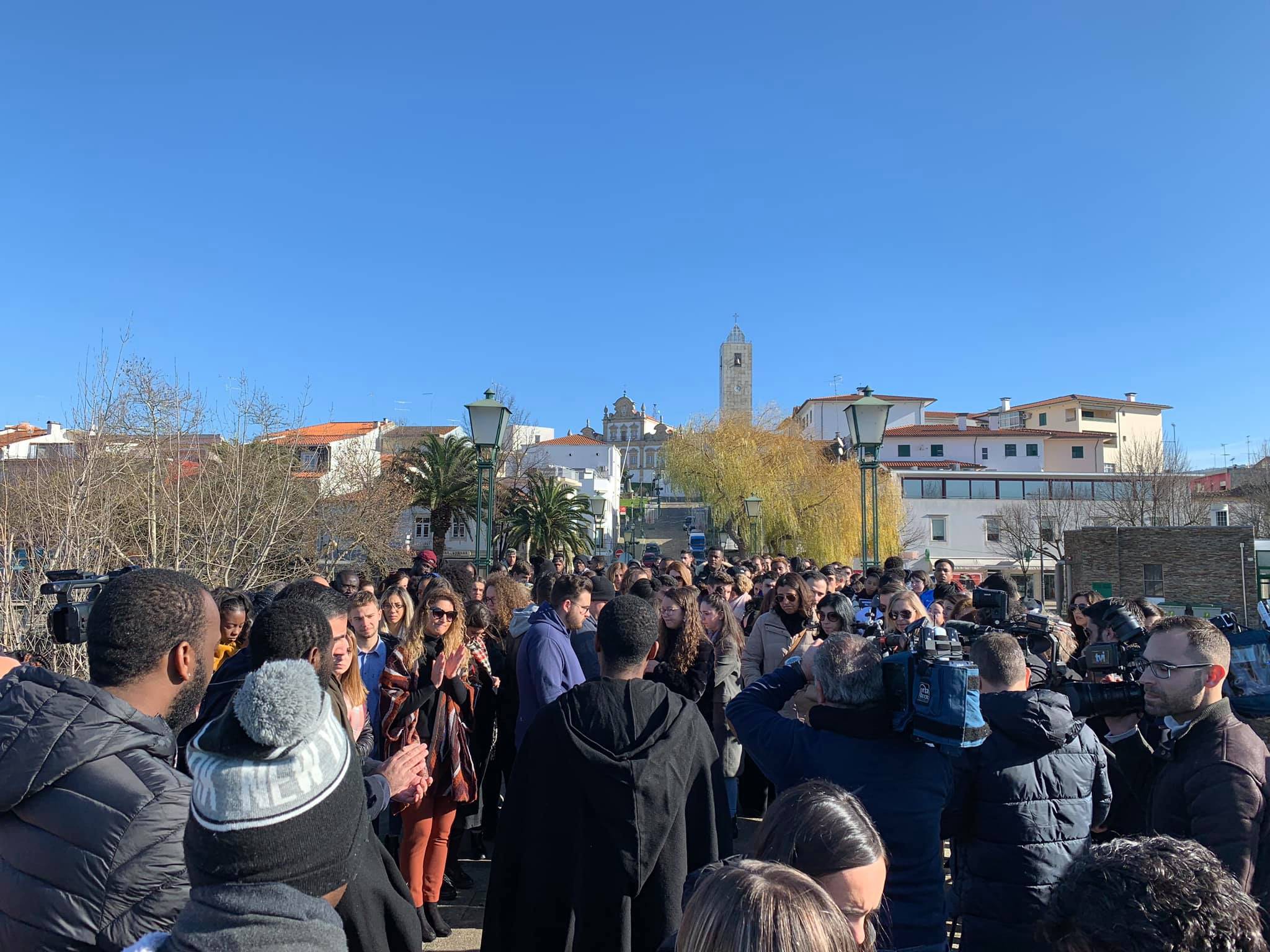 Mirandela homenageia estudante cabo-verdiano com rosas brancas