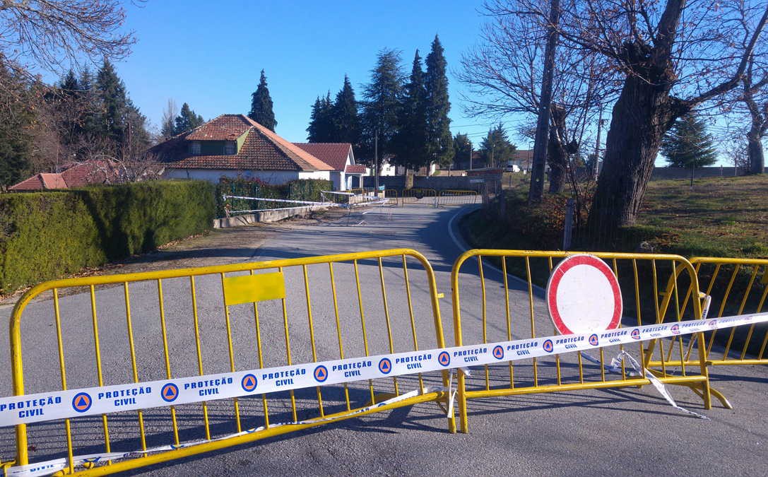 A estrada continua interdita para Campo de Jales