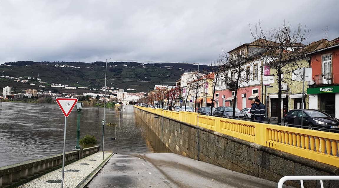 Comerciantes retiram bens das lojas na Régua e esperam subida do Douro