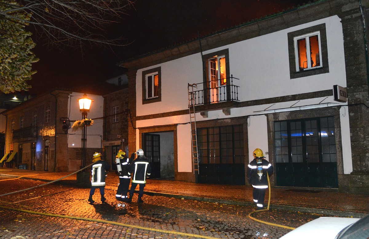 Incêndio deixa posto da GNR de Mesão Frio inutilizado