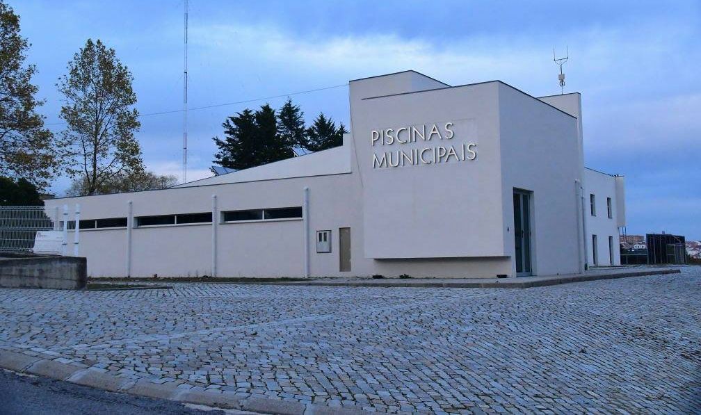 "Piscina climatizada é um espaço luxuoso em ambiente rural"