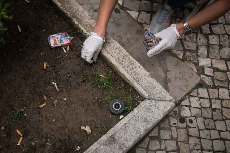 Alunos da UTAD apanham pontas de cigarro nas ruas de Vila Real