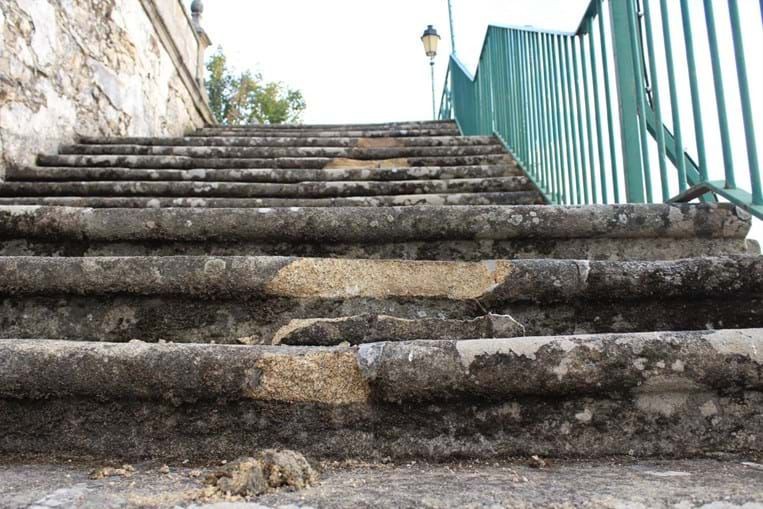 Escadaria de santuário de Vila Flor danificada por veículo todo-o-terreno