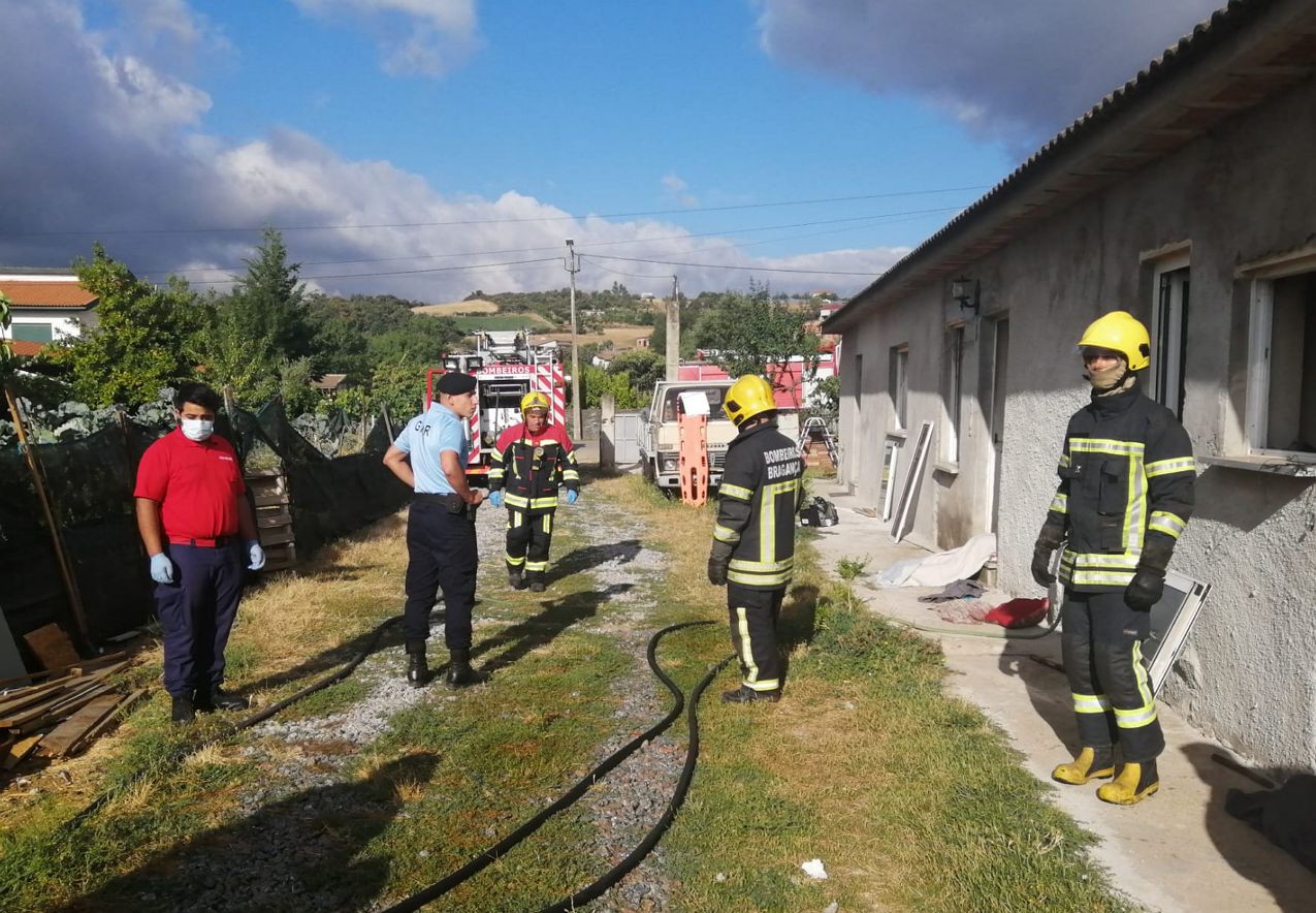 Encontrados dois mortos com sinais de violência em habitação em Donai