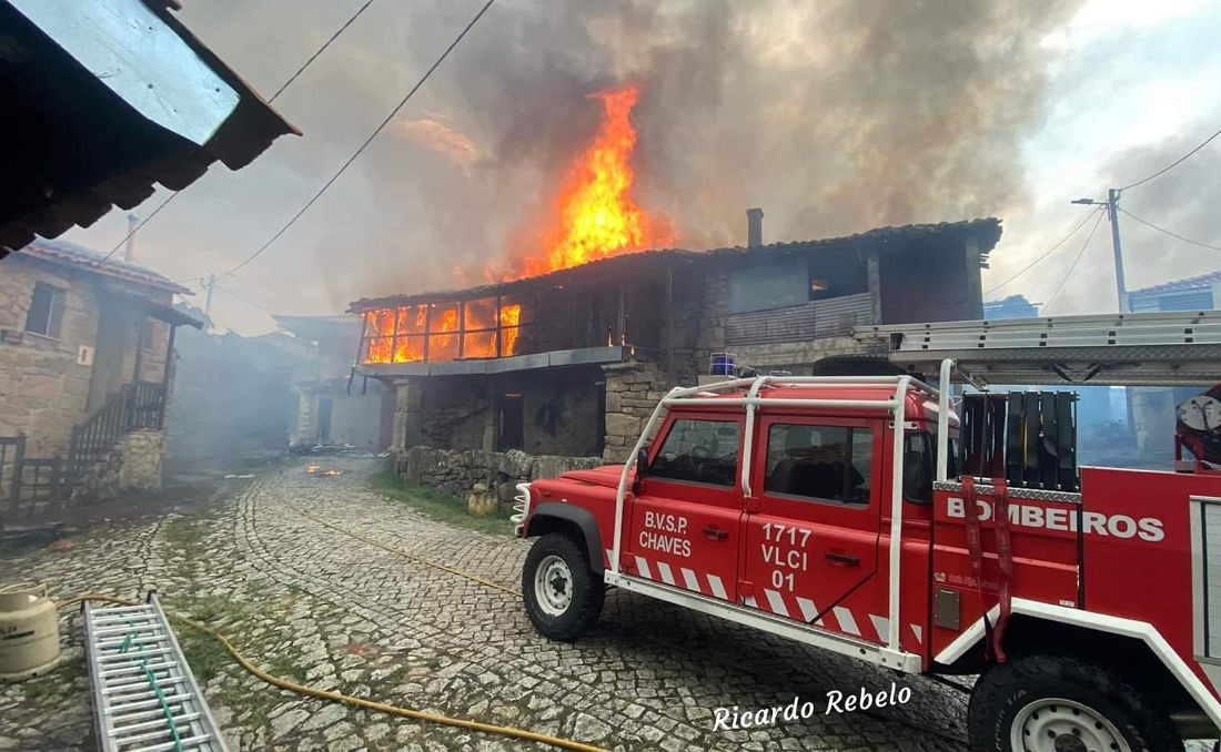 Cerca de 2.000 hectares de área ardida no fogo de Bustelo, Chaves