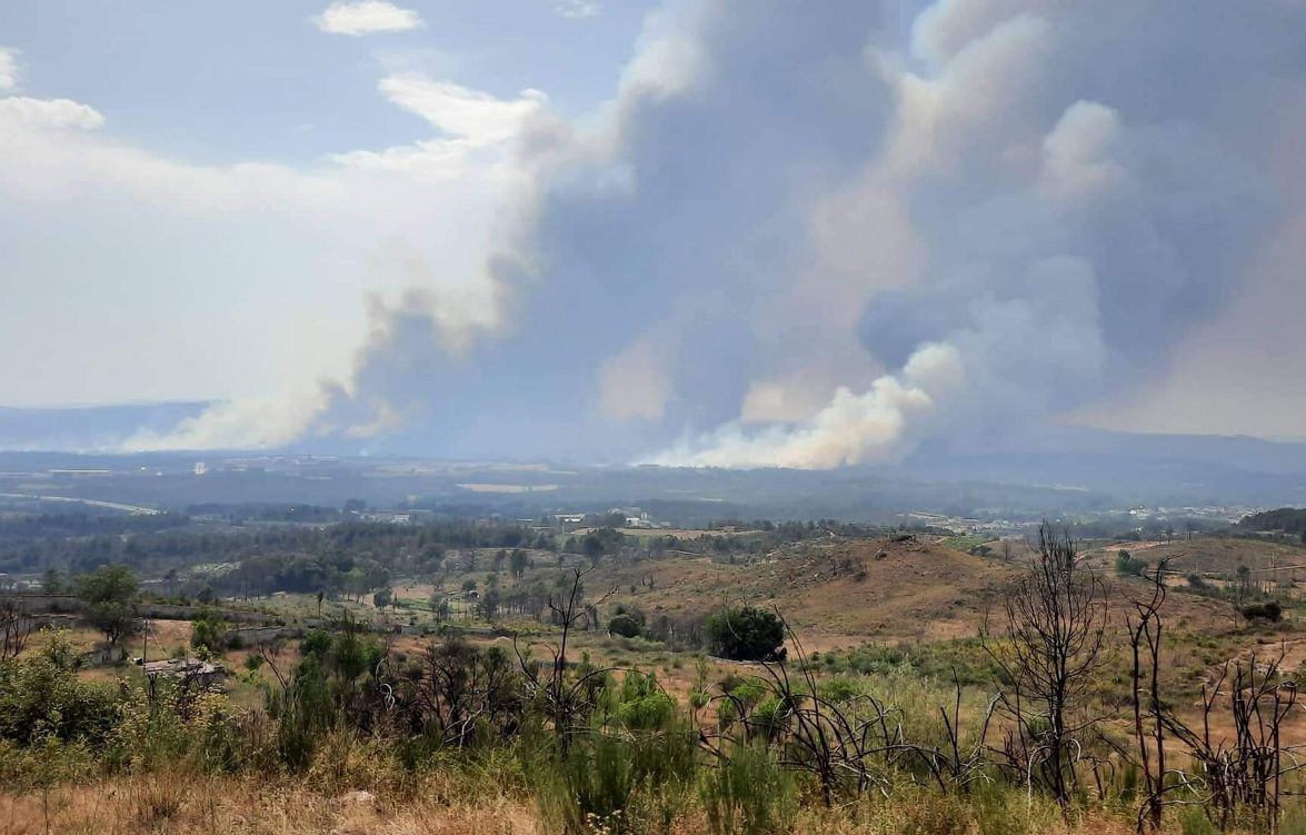 Fogo em Bustelo obriga a retirar 60 crianças de parque de campismo