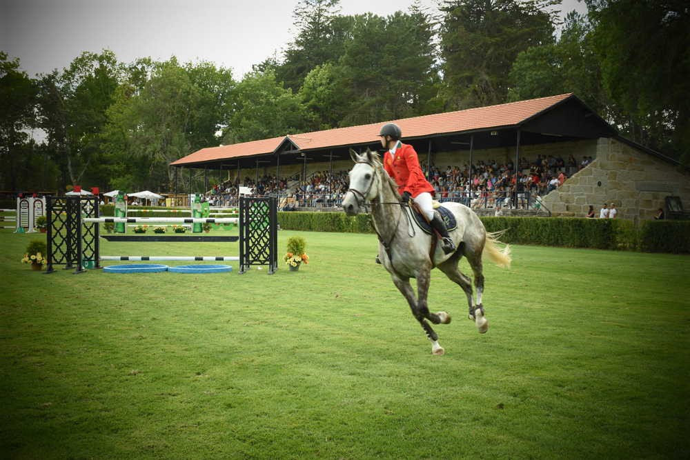 Prova internacional de saltos de cavalos reaviva tradição