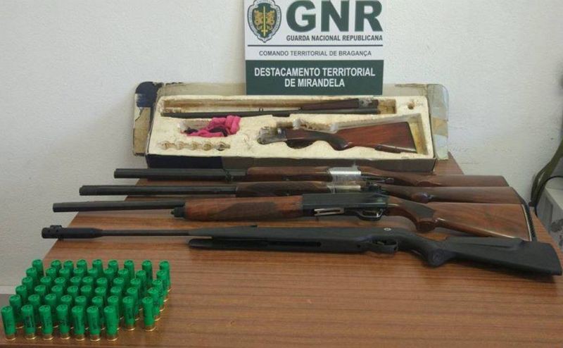 Armas e munições apreendidas a suspeito de violência doméstica