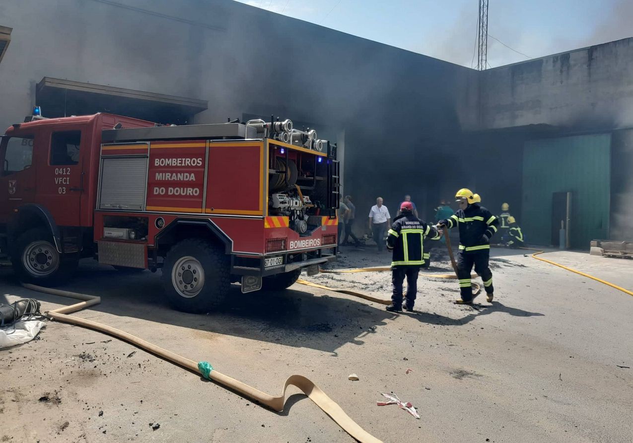 Incêndio nas oficinas da Câmara de Miranda do Douro