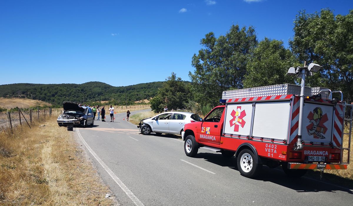 Quatro feridos ligeiros e um grave em choque frontal entre duas viaturas