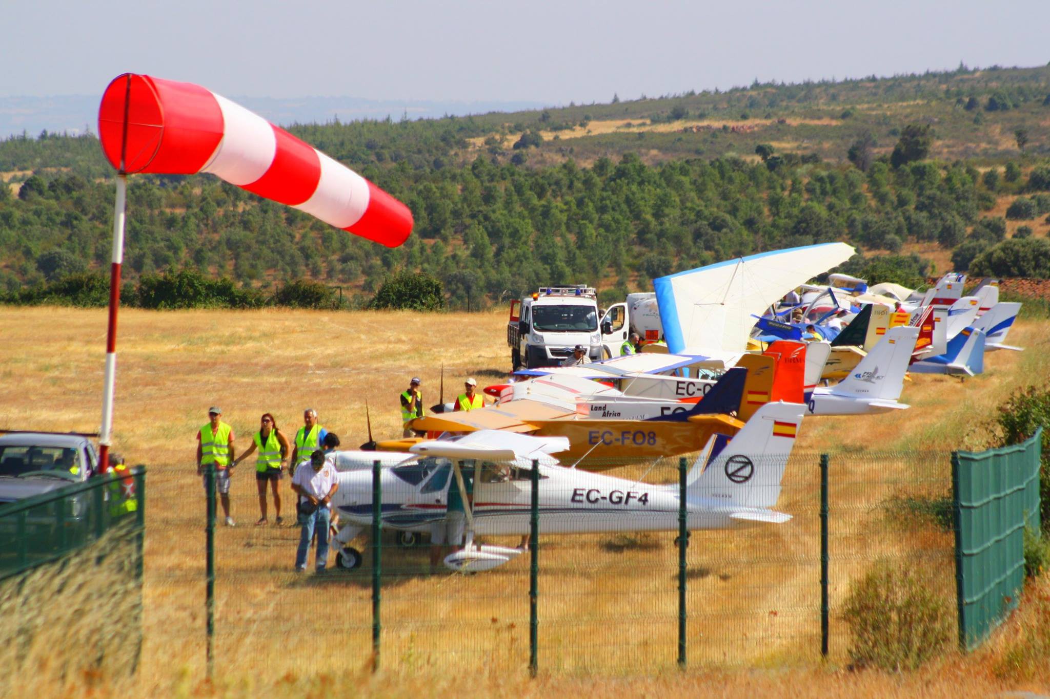 "Red Burros" promove desafio entre avião de acrobacias e automóvel