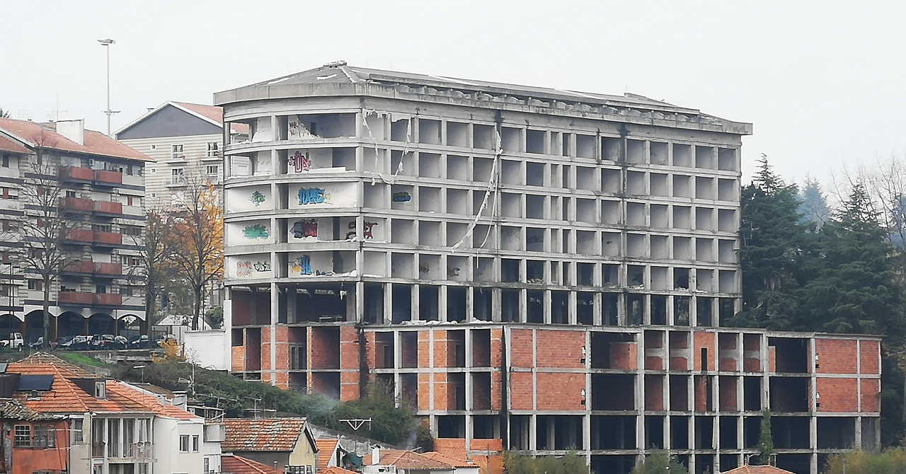 Obras avançam no hotel que passa de “cancro” a habitação