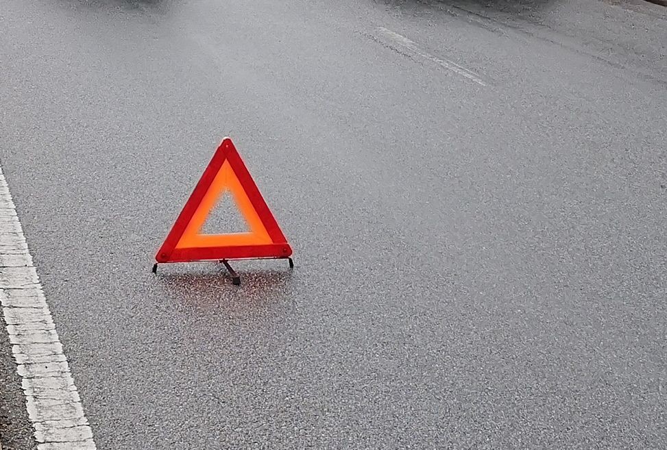 Colisão entre carro e mota seguido de fuga 