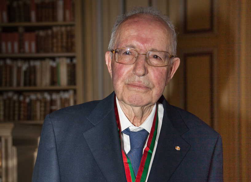 Historiador Borges Coelho distinguido com Medalha de Ouro de Évora