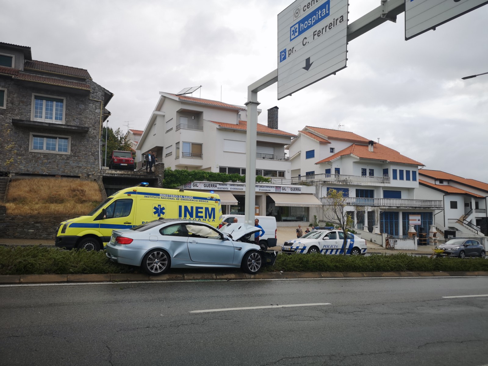 Acidente na Av. das Cantarias provoca apenas danos materiais