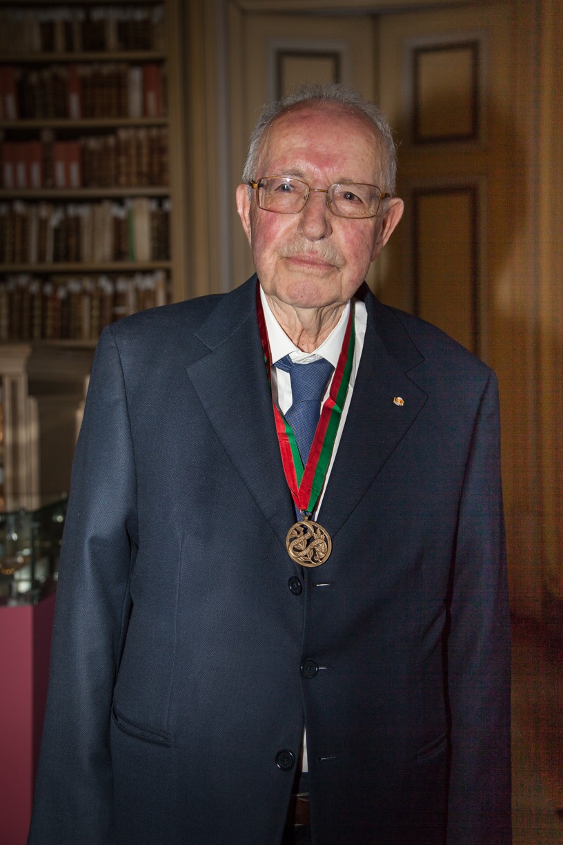 António Borges Coelho recebeu a Medalha de Mérito Cultural