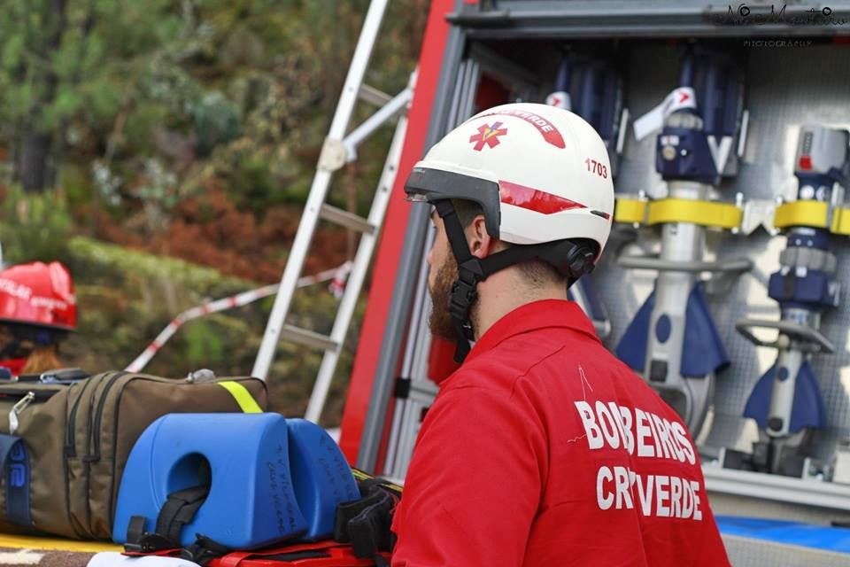 Três bombeiros entre cinco feridos ligeiros numa colisão em Vila Real