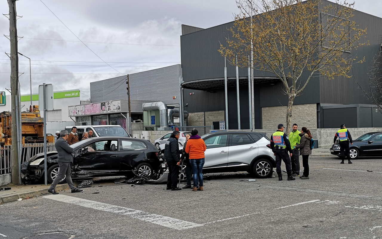 Acidente entre duas viaturas provoca um ferido