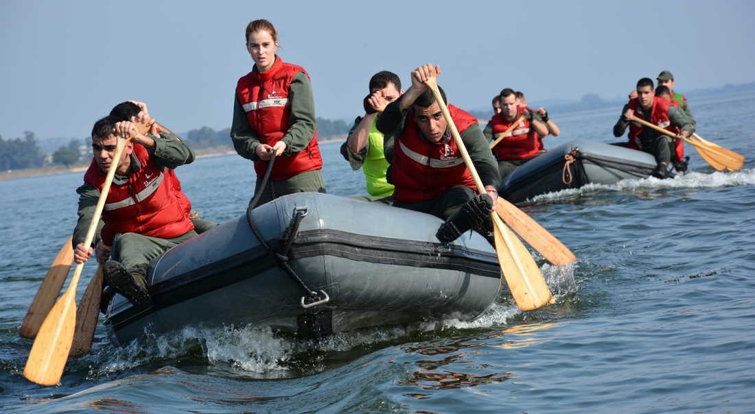 Cadetes da Escola Naval fazem exercício no rio douro