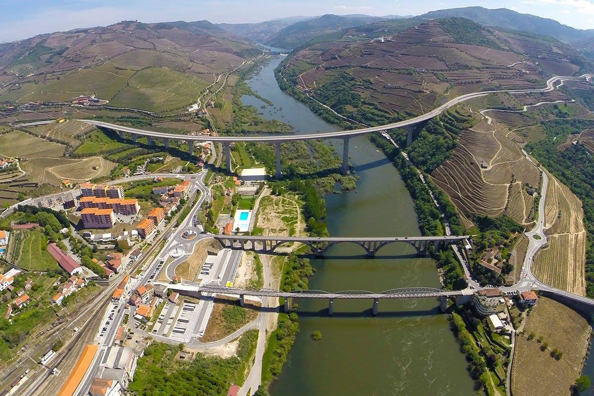 Infraestruturas de Portugal já reparou "danos superficiais" na ponte da Régua