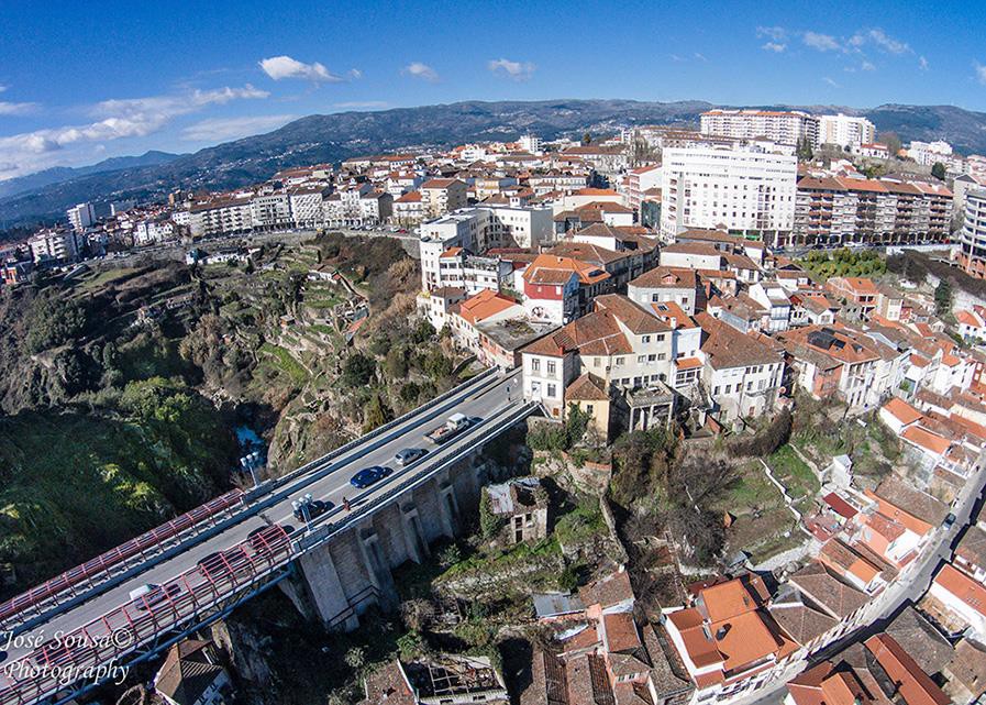 Câmara de Vila Real repõe dois sentidos na ponte metálica