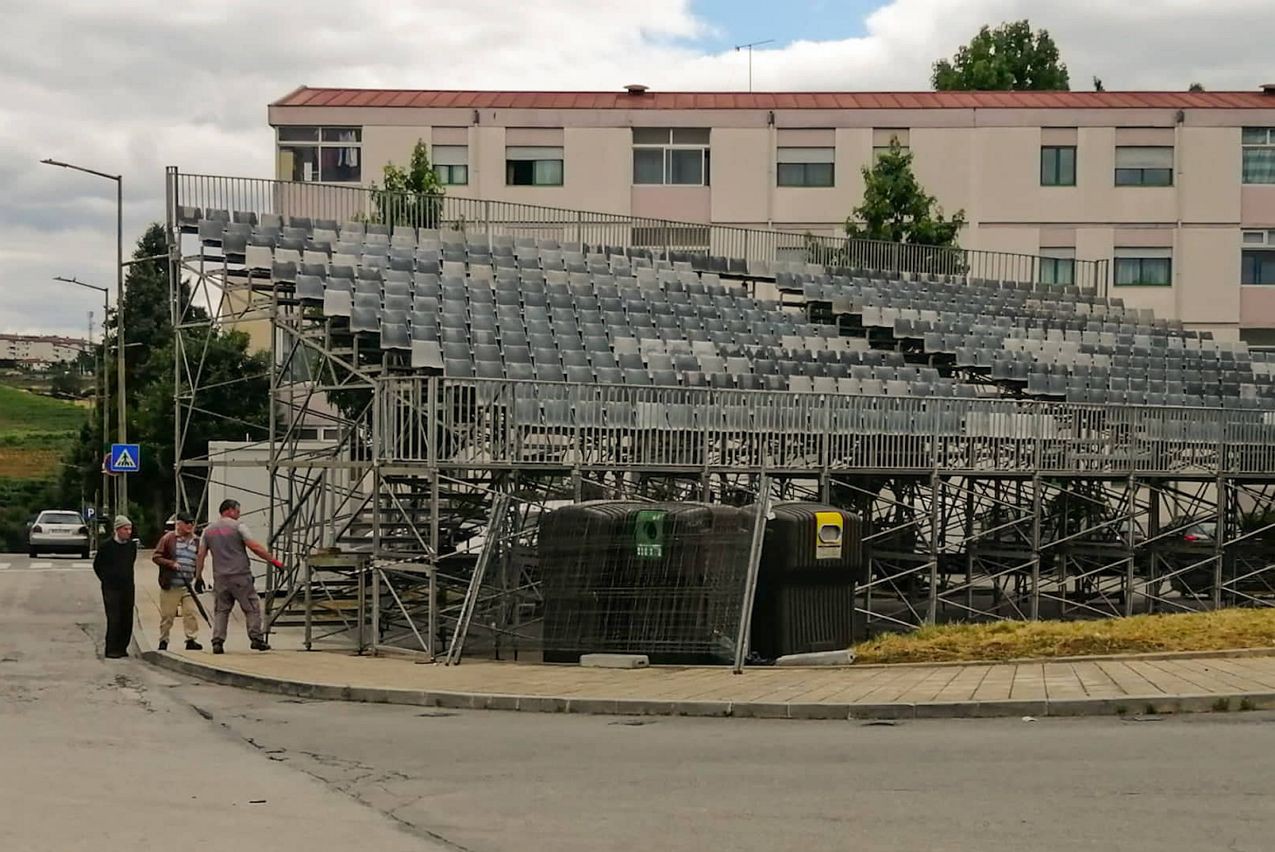 Voluntários ajudam a montar 'circo' das corridas automóveis em Vila Real