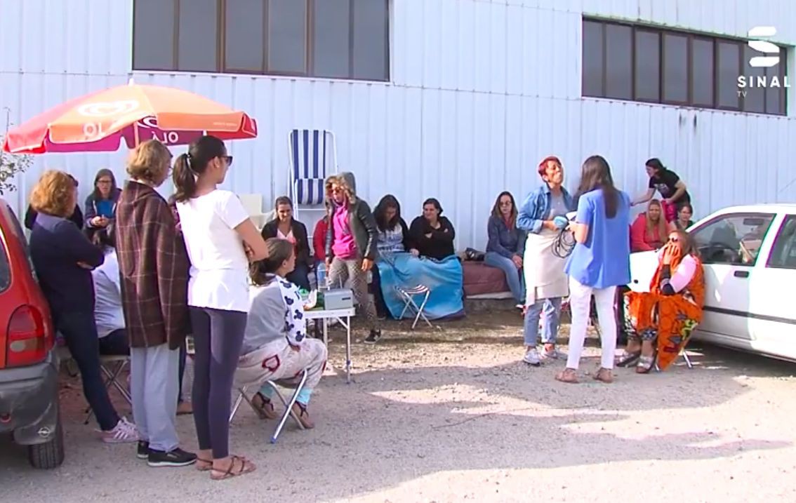 Trabalhadoras à porta de fábrica para impedir saída de máquinas