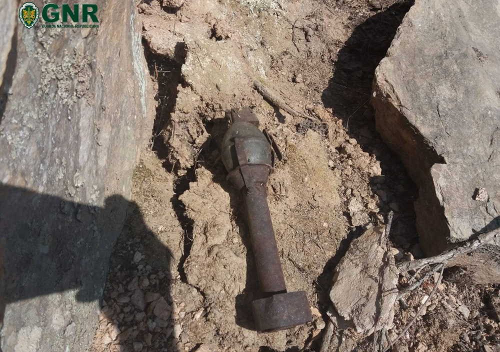 Antigo engenho explosivo encontrado em descampado em Mogadouro