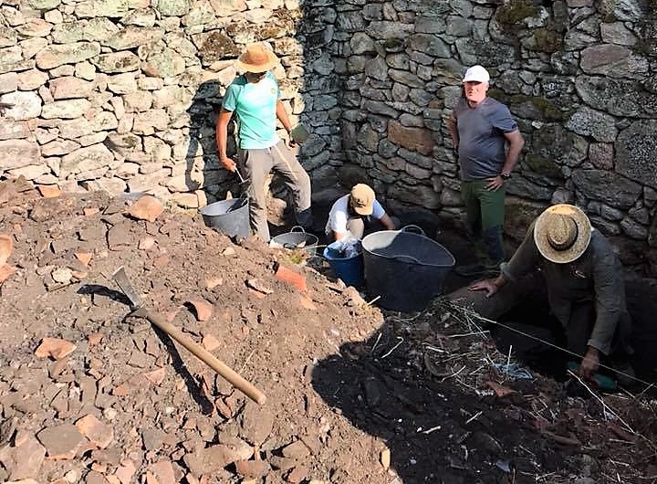 Arqueólogos estudam o ataque à aldeia de Cambedo  em 1946