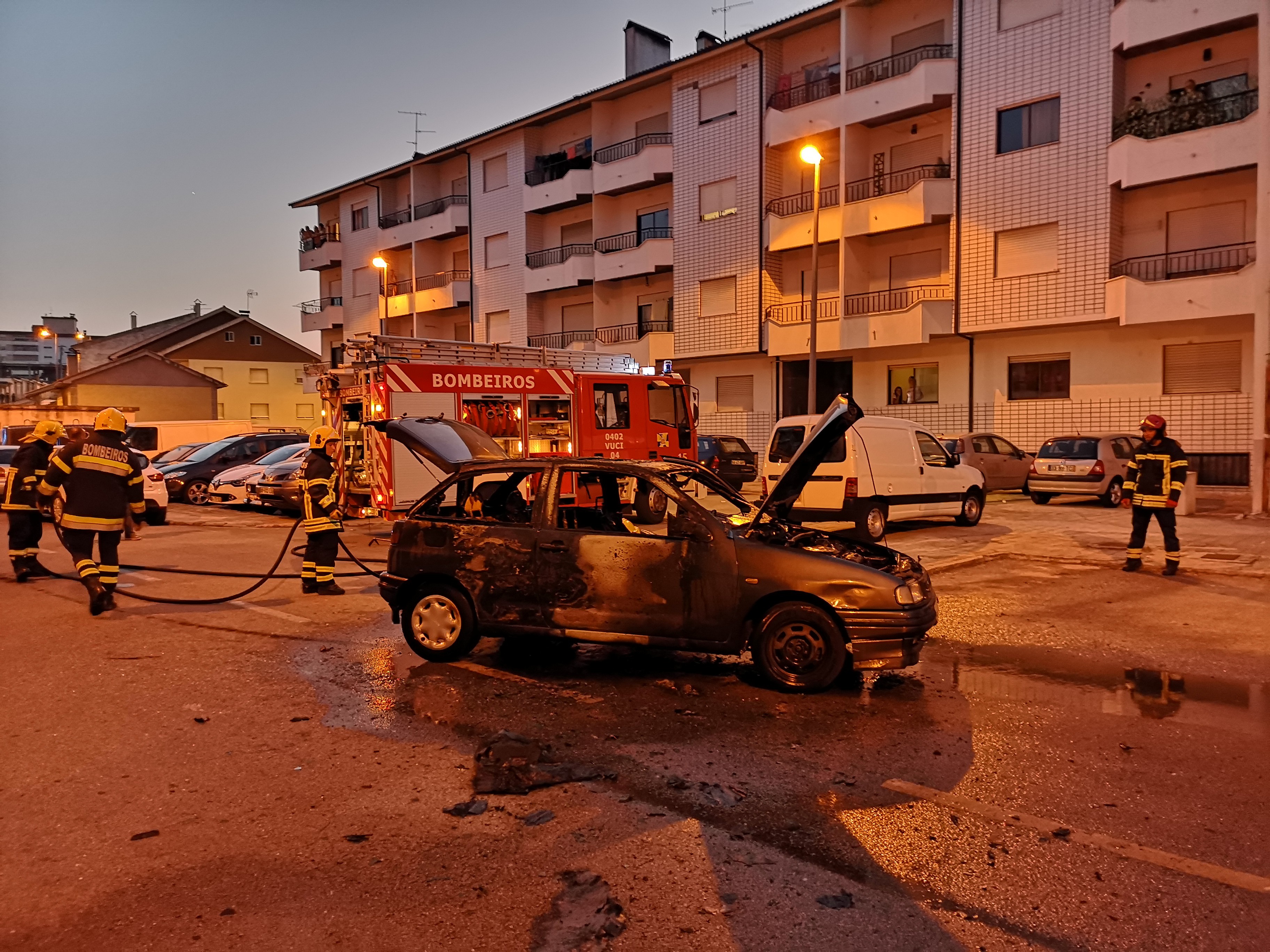 Viatura incendeia-se em Bragança 