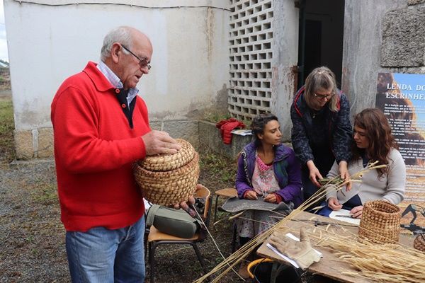 Casal conserva "escrinhos" de Vimioso com novas peças de palha e silva